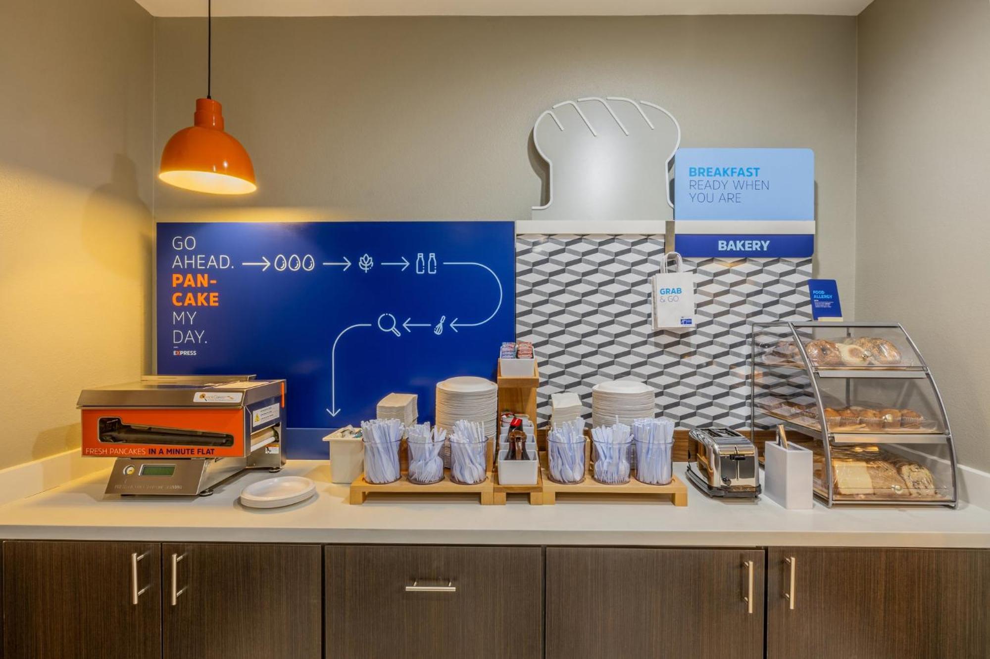 Holiday Inn Express & Suites - Lindale By Ihg Bagian luar foto