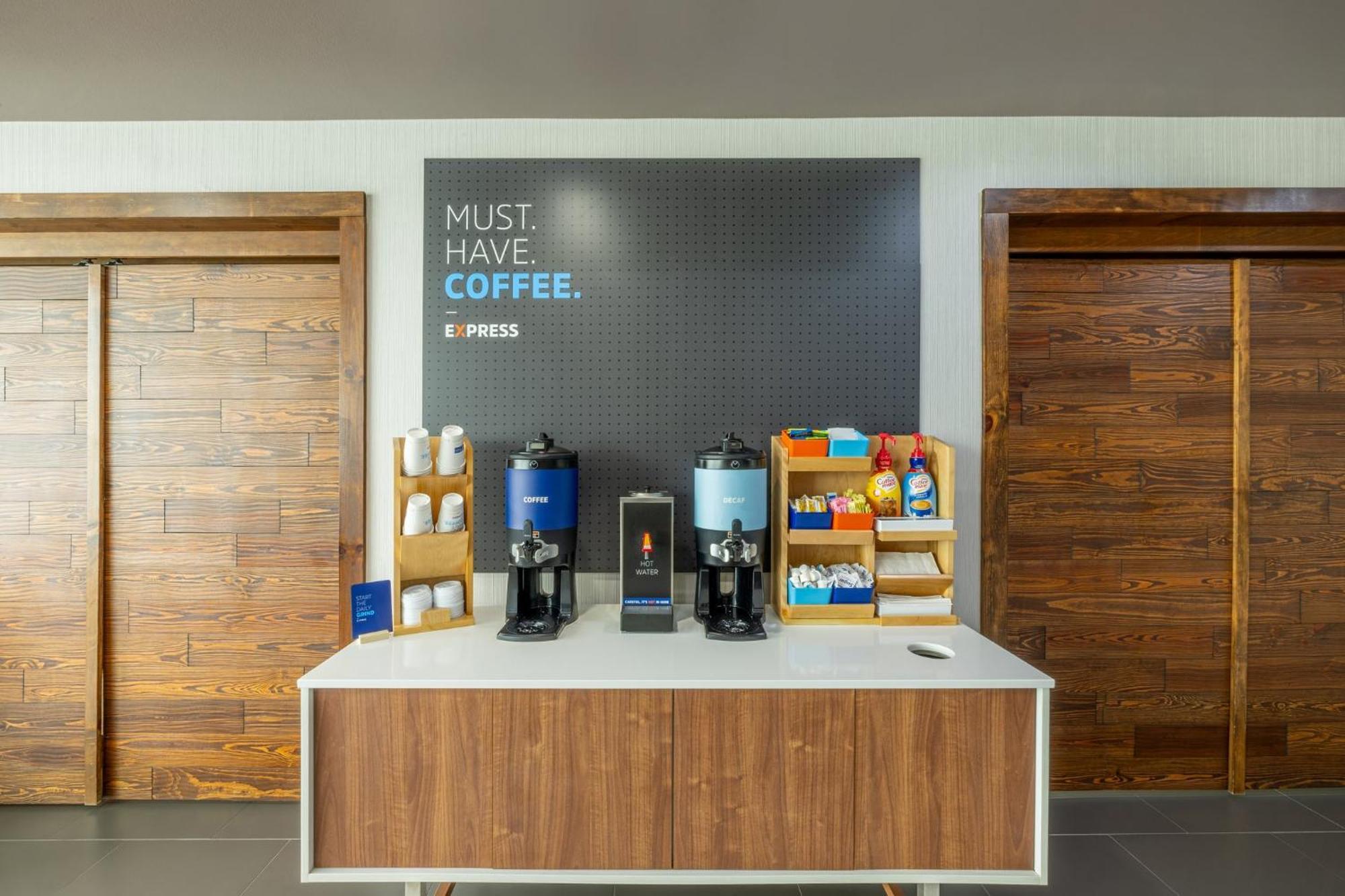 Holiday Inn Express & Suites - Lindale By Ihg Bagian luar foto