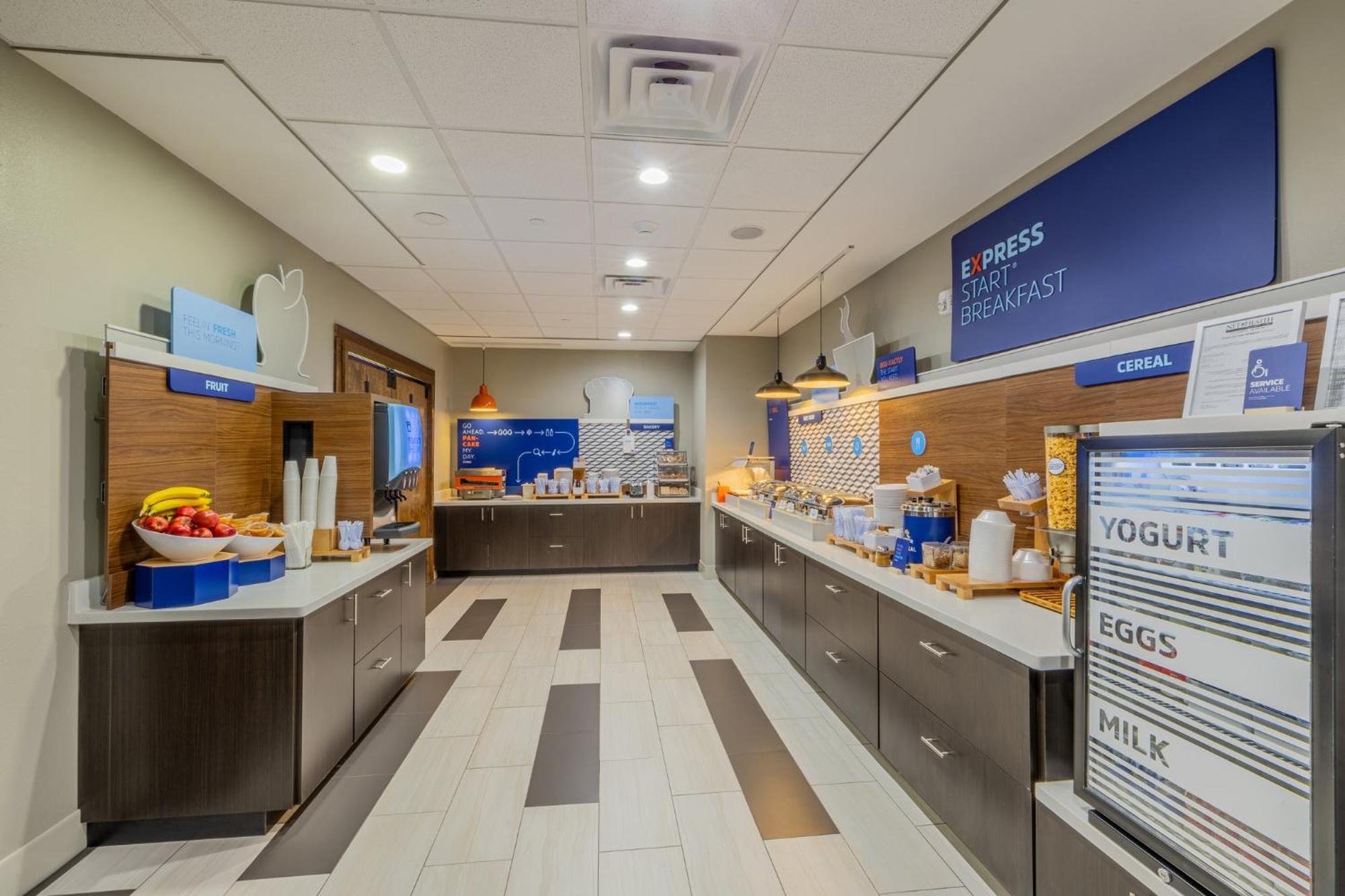 Holiday Inn Express & Suites - Lindale By Ihg Bagian luar foto
