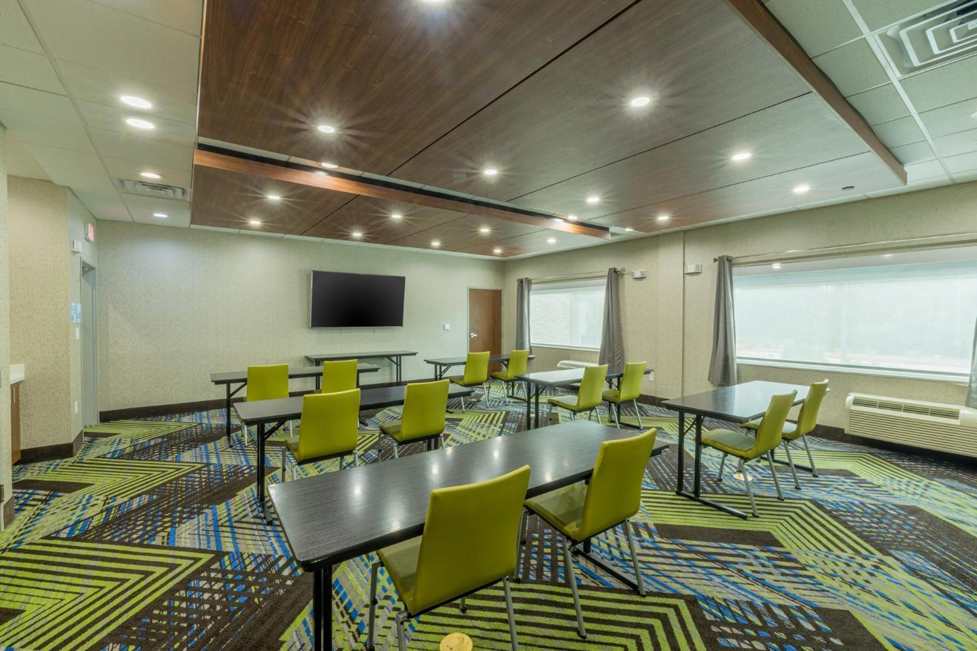 Holiday Inn Express & Suites - Lindale By Ihg Bagian luar foto
