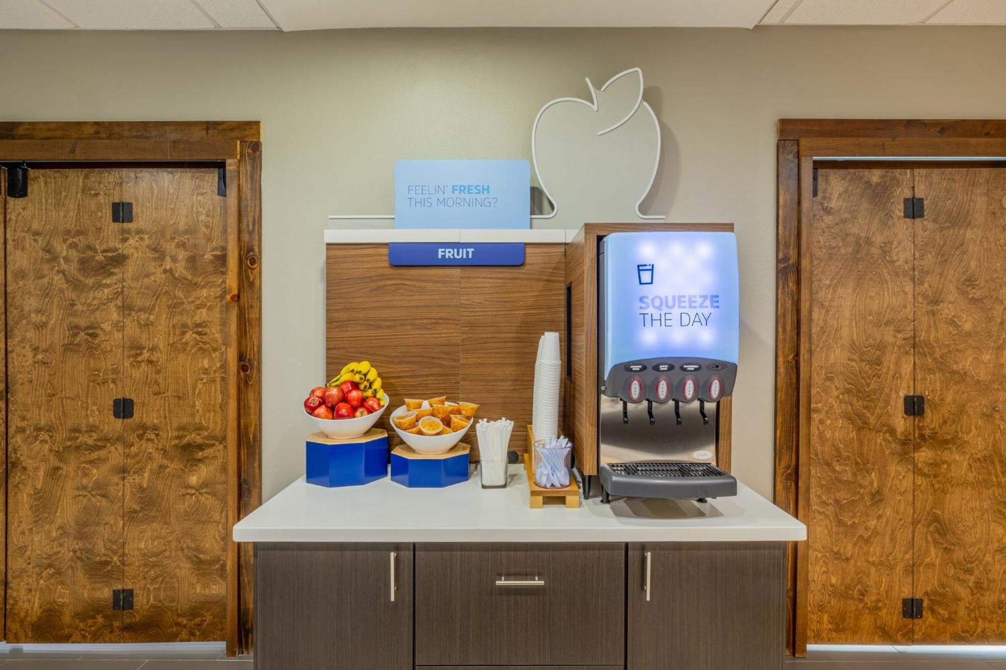 Holiday Inn Express & Suites - Lindale By Ihg Bagian luar foto