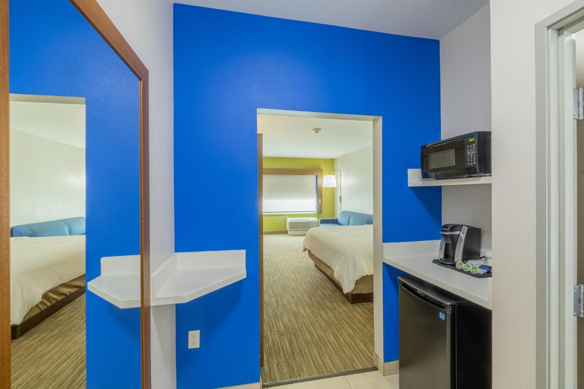 Holiday Inn Express & Suites - Lindale By Ihg Bagian luar foto