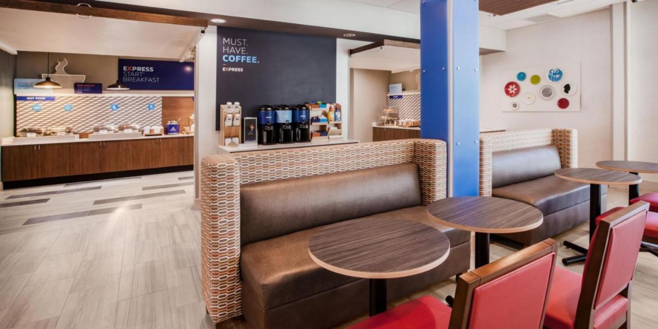 Holiday Inn Express & Suites - Lindale By Ihg Bagian luar foto